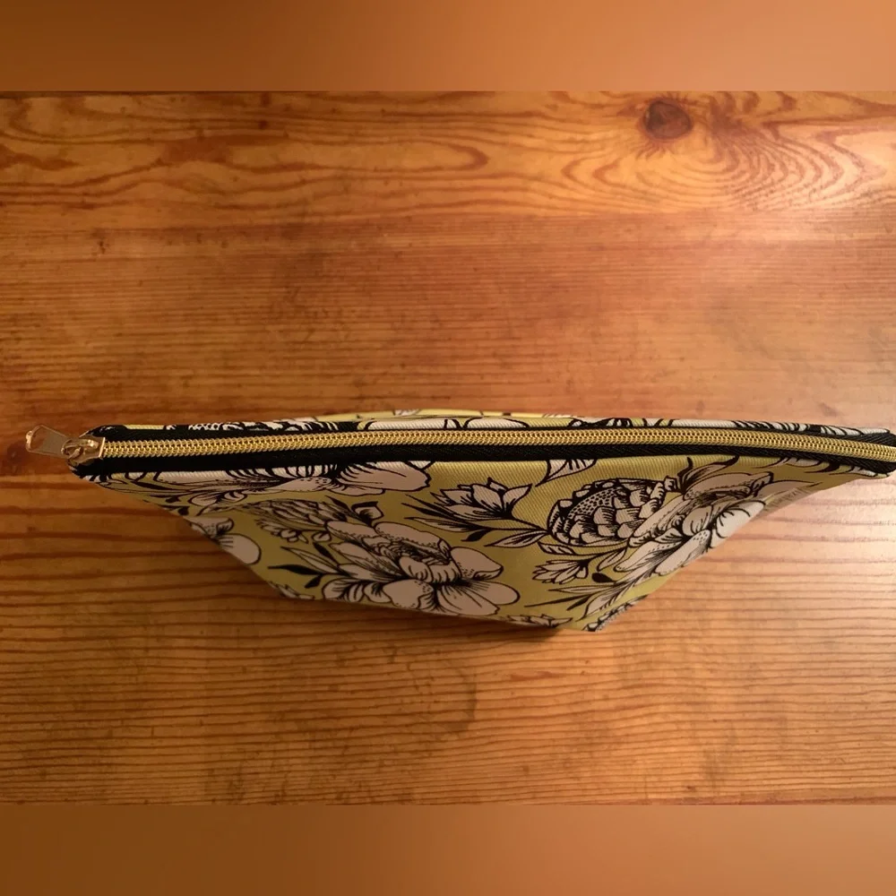 Elizabeth Arden Cosmetic Bag - Picture 4 of 8